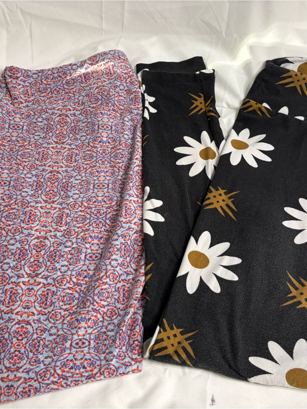 LulaRoe-Two buttery soft leggings - Black Daisy & Red-Blue Mosaic TC